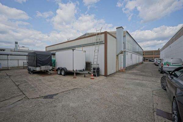 Rückseite Halle + Anbau