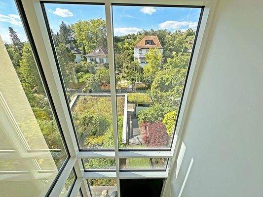 Blick vom Treppenhaus Richtung Straße