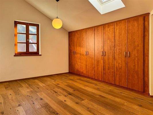 Schlafzimmer (rechts) mit Kleiderschrank 3. OG