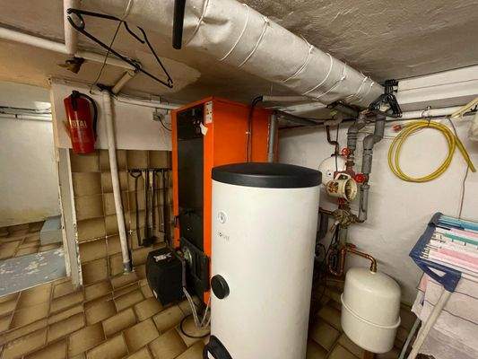 Heizung mit Warmwasserspeicher.JPG