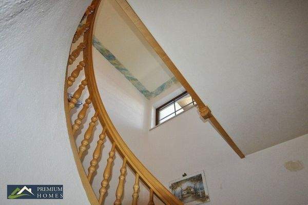 Doppelhaushälfte in Aussichtslage - schön geschwungene Treppe