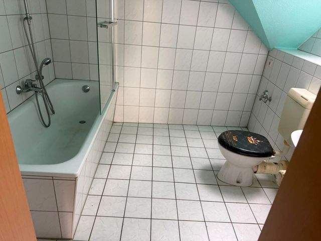 Ruhige 2-Raum-Altbauwohnung mit großer Wohnküche, Einbauküche & Tageslichtbad – sofort bezugsfrei - Photo 2