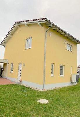 Grünfläche und Eingang