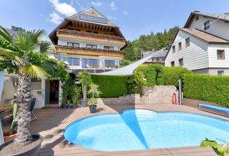 Gartenblick zum Wohnhaus und Pool