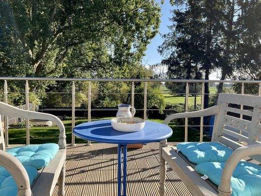 Grosse Terrasse über Carport