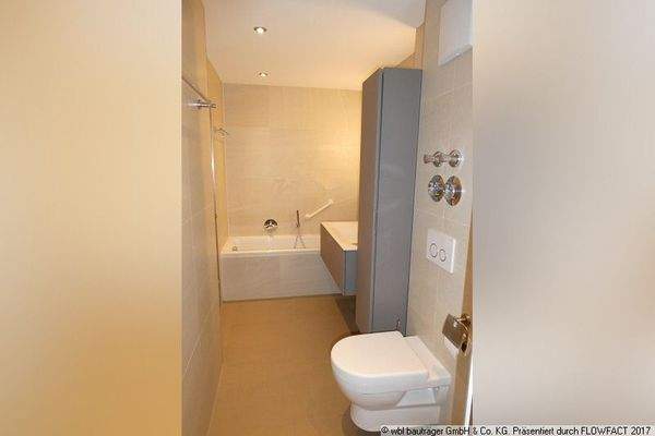 Schönes Bad mit Badewanne, Deckenspots