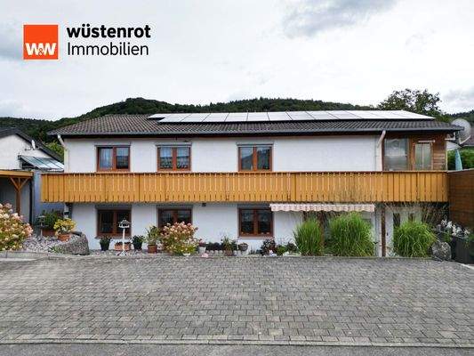 Schlichte Fassade, warme Details – ein Haus mit Herz und 24 Photovoltaikmodulen und Speicher