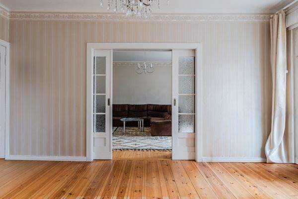 Blick von dem Esszimmer in das Wohnzimmer