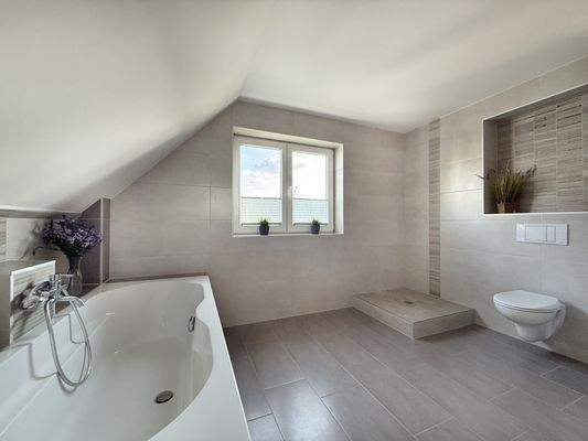 Tagesbelichtetes Wannen-Duschbad im OG