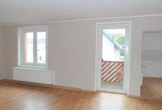 Wohnbereich mit Zugang zum Balkon