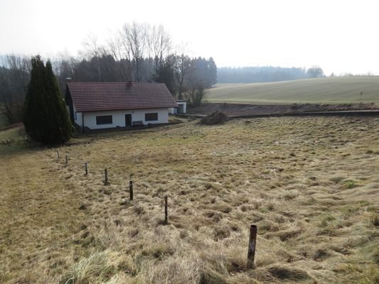 umgeben von landwirtschaftlichen Flächen  