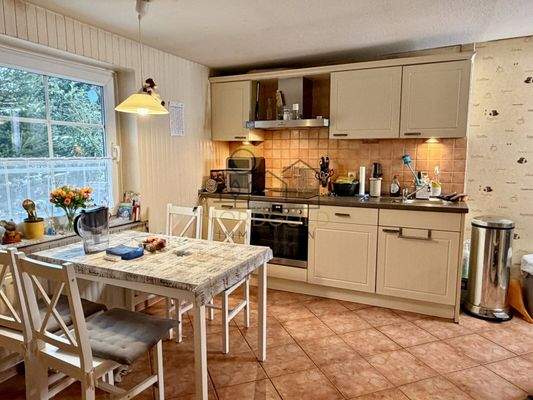 Küchenzeile m. Esstisch