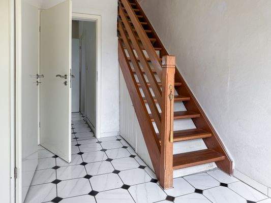 Der Treppenaufgang in das Obergeschoss.