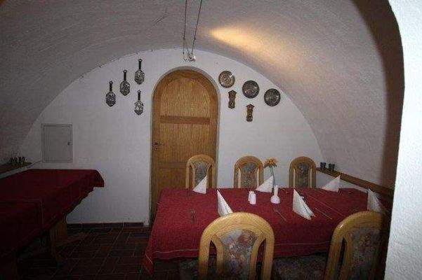 Weinkeller mit ca. 25 Sitzplätzen 