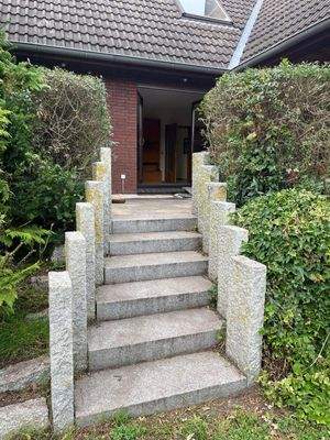 Treppe von Terrasse zum Garten