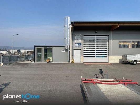 Halle mit Buerocontainer