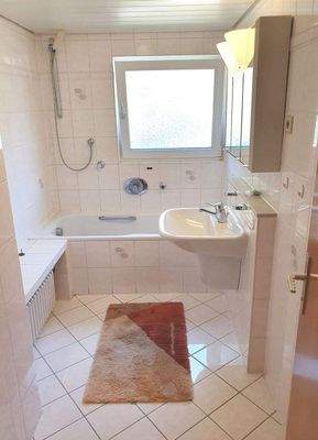 31 Helles Bad mit Wanne DG.jpg