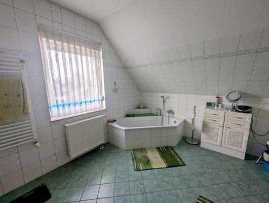 Badezimmer mit Wanne und Dusche/ WC im DG