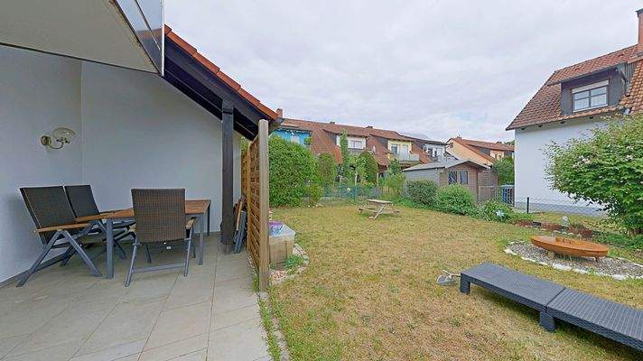 Geschützte Terrasse und ein großzügiger Garten