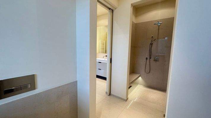 Badezimmer mit Dusche und WC