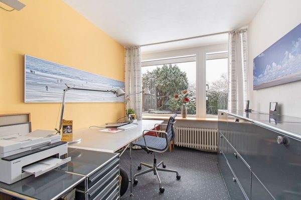 Weiteres Zimmer mit überdurchschnittlich großen Fenstern