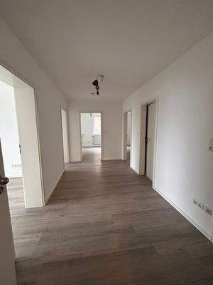Heller Flur mit Holzboden