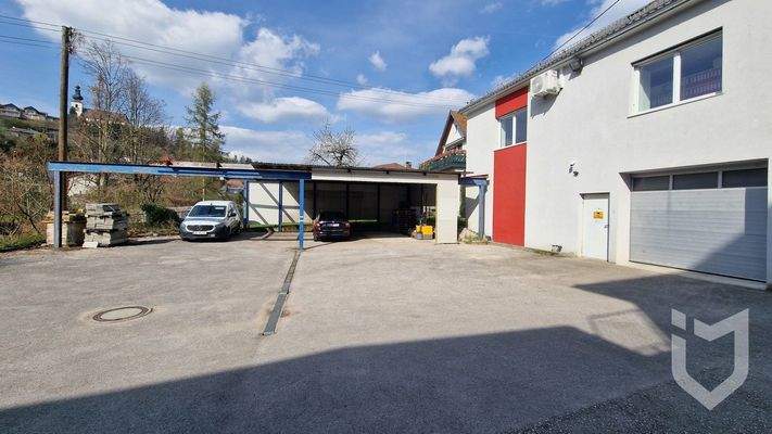 Parkplätze und Rolltor