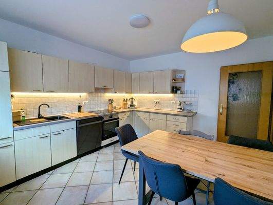 Küche mit Sitzgelegenheit