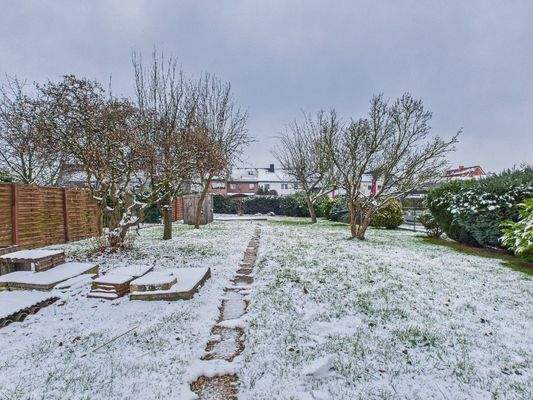 ... mit weitläfigem Südgarten