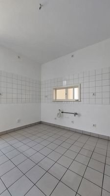 Küche mit Durchreiche