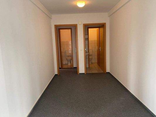 Flur zu den getrennten Toiletten