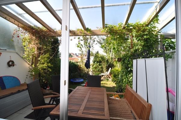 Terrasse mit verglaster Pergola