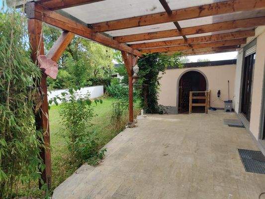 Große überdachte Terrasse