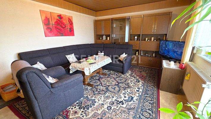 Helles lichtdurchflutetes Wohnzimmer im Obergeschoss