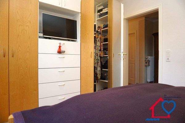 EG Schlafzimmer begehbare Kleiderschränke.JPG