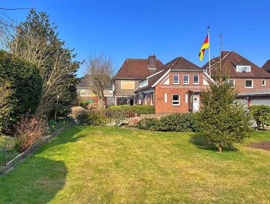 Rückansicht mit Gartenbereich des Mehrparteienhauses