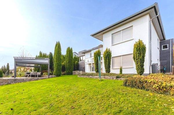 Blick aus dem Garten zum Haus