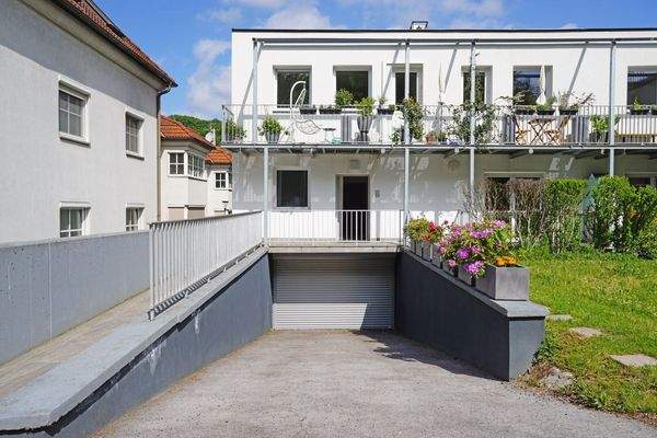 Abfahrtsrampe zur privaten Doppelgarage (optional)