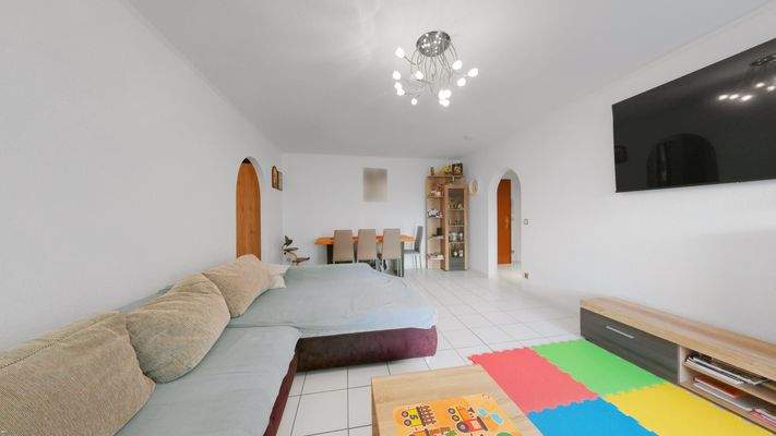 Offenes Wohnzimmer mit Essbereich