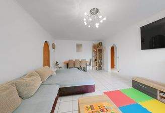 Offenes Wohnzimmer mit Essbereich