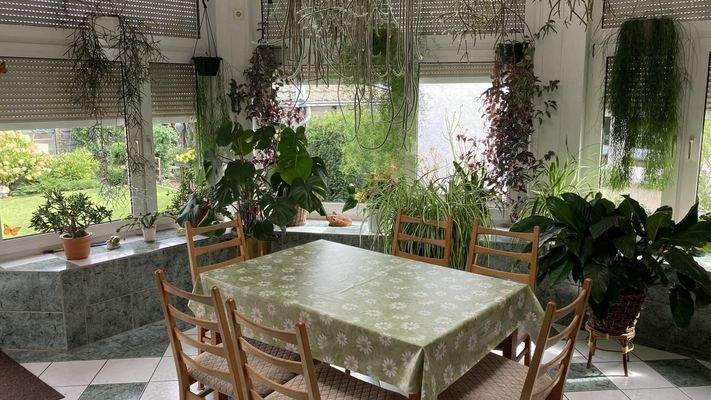 Zimmer mit Ausgang zum Garten