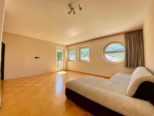 Wohnzimmer mit Zugang zum Balkon