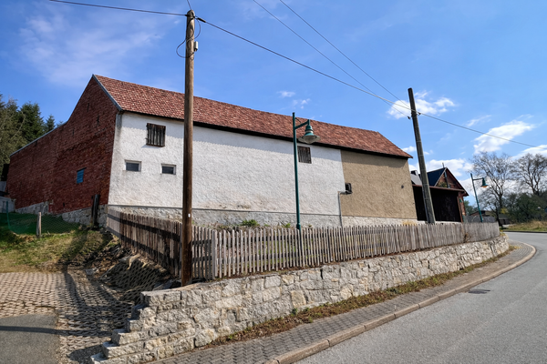 Ansicht Straße mit Scheune 