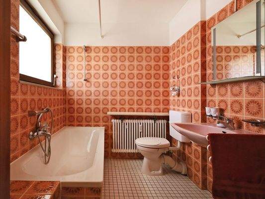 Gut geschnittenes Tageslichtbadezimmer mit Badewanne