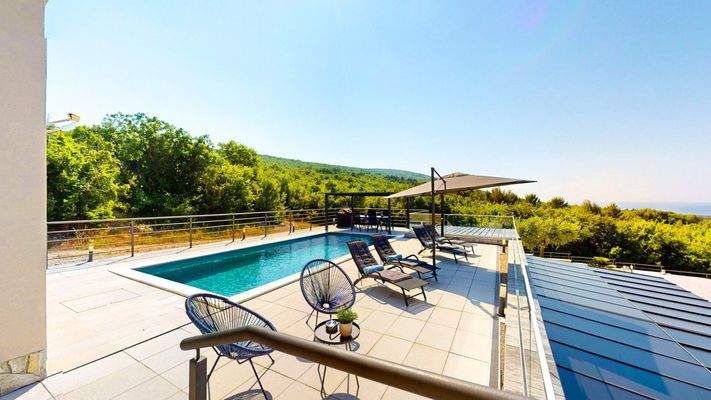 Sitzplatz/Pool mit Blick vom Ausgang von Wohnen/Essen/Kochen - Haus oben