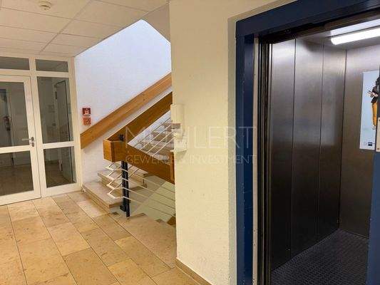 Treppenhaus mit Aufzug