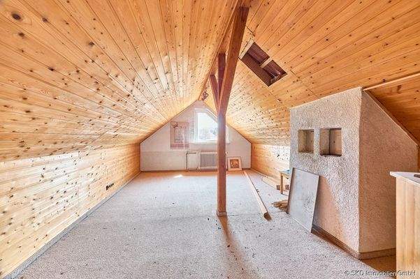 Weitere 2 Zimmer im Spitzboden