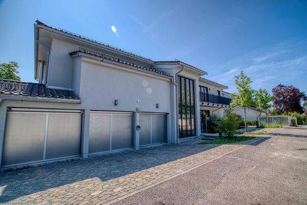 mehrere Garagen-und außen Stellplätze