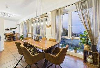 offener Essbereich mit weitreichendem Blick