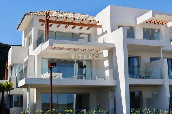 Properties with Spacious Design and Sea Views in Benahavis